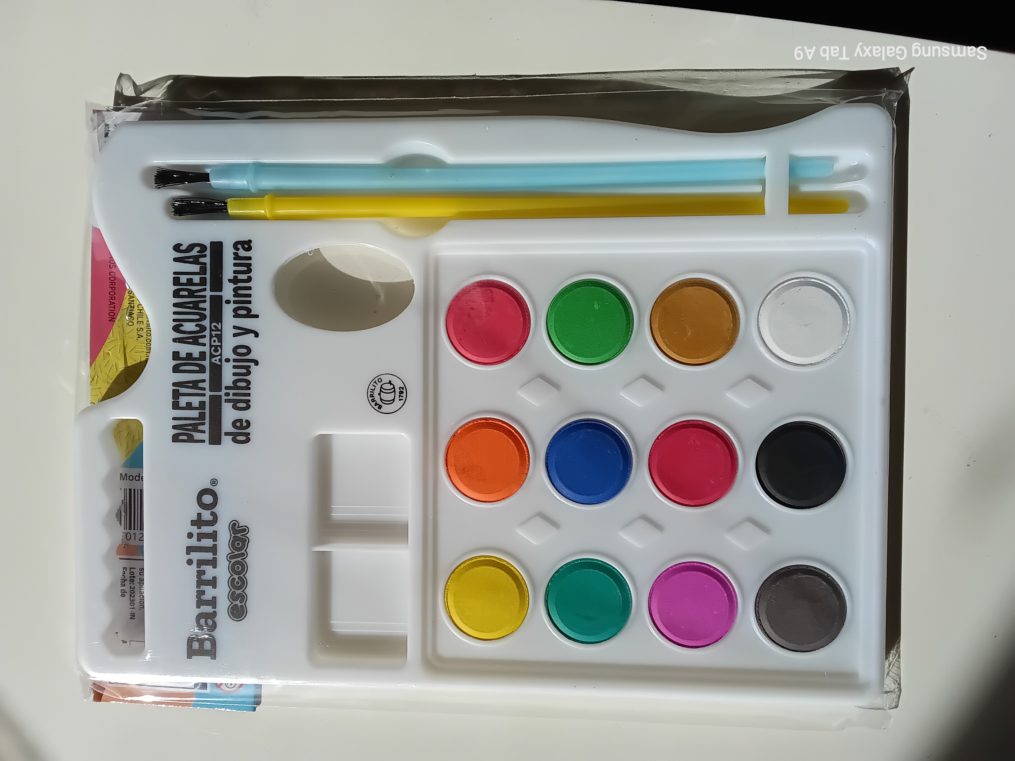 Acuarela en mezclador 12 colores Diámetro plastilla 2 cms Incluye 2 pinceles pelo plástico